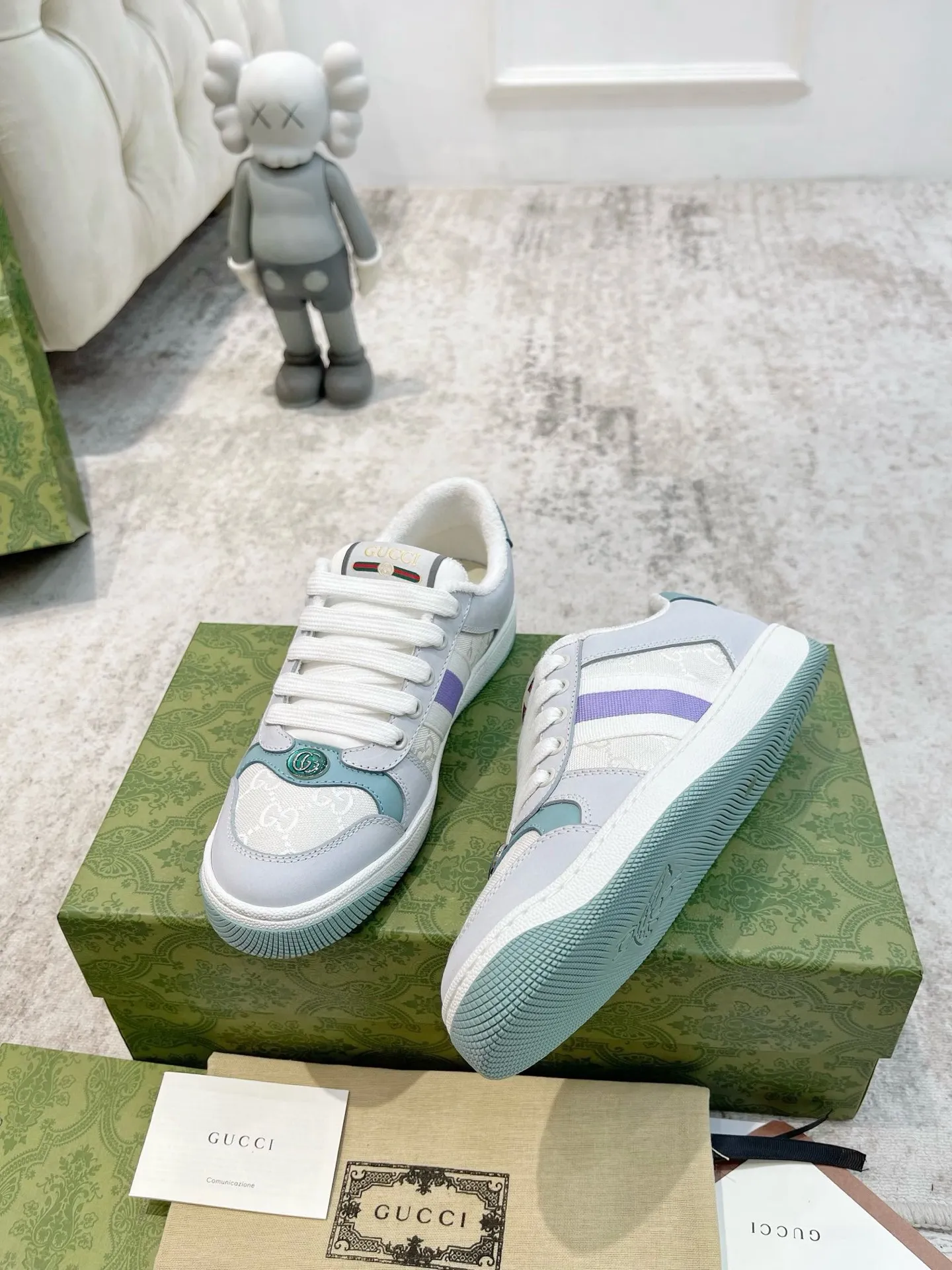 Ex-factory price: 540💰 GUCCI Gucci's newly upgraded back cover lining, top-notch old dirty shoes, classic casual sports shoes for couples, retro sneakers and old G family dirty shoes, updated at the counter simultaneously! ①The shoe upper has the same water-based edge coating process as the original version⚠️The ordinary oil edges on the market have a strong glue feel and are easy to fall off! Grade A first-layer nubuck leather (with pores)/matching computer embroidered double G cloth, high-density terry velvet lining. ② A PVC transparent small round mark sealing line is added to the details of the midsole. The mold is opened six times and the jewelry craftsmanship is used to customize the two-color double G buckle, striving to be the same as the original version. A pair of buttons is more than three times more expensive than ordinary buckles on the market. ③An old two-color washable label, the chip is placed on the outer waist of the right foot, the entire shoe is completely hollowed out with rubber technology, TUP material (rubber to distinguish the market) with the latest green packaging from the counter, 3D printed handbag, and a pair of shoelaces. There is no pressure when entering and exiting the counter. You can buy a 1:1 accurate replica of the original version and modify and upgrade it repeatedly. The details are perfectly restored, the materials are all customized, and they are truly top-notch. Please look at the details clearly to identify the quality. Upper: First-layer frosted cowhide/embroidered double G cloth. Lining: original high-density velvet lining. Foot pads: original pearlescent sheepskin. Outsole: private molded vacuum TPU material. Packaging: original top-grade full set packaging at the counter. Shoe size: women's size 35-40, men's size 39-44 (men's size 38, 45🉑️customized, non-returnable)